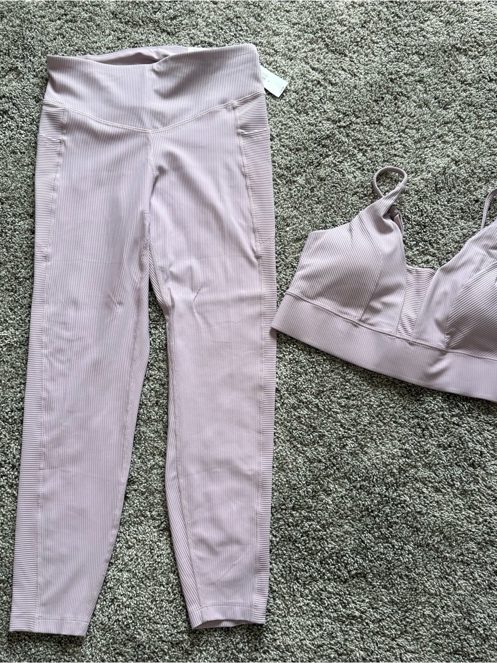 Old Navy Ribbed High-Waist Leggings and Sports bra in lilac. Medium